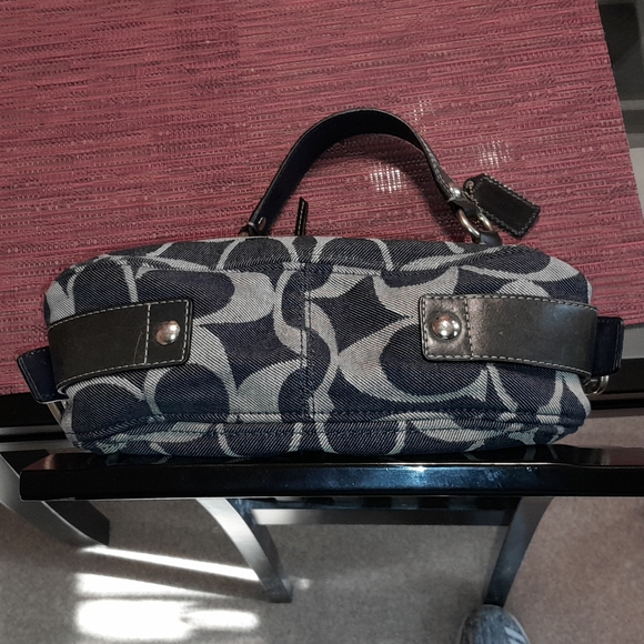 Coach Classic Signature Pattern Purse - Picture 4 of 11